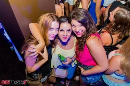 Estudiante de Derecho, me apasiona la salsa, el flamenco, la bachata. Me encantan las compras y esa frase típica:¿que me pongo?.Me gusta la fiesta y MIS NIÑAS.