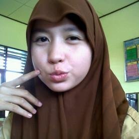 socmed dipake buat nyerocos, curcol, selfie, pamer, sombong, kalau ngga suka mainan calculator aja deh sana !!