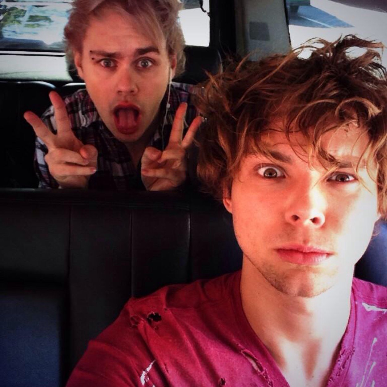 I love people, but they dont know that. Thats the stuff that makes me think, that im trying to hard. The people r 5sos. Follow me 100% follow back. Promise. Ash