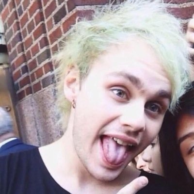 hi heres a free follow from @highwithmgc if you could follow her back or retweet/favorite some stuff that would be cool thanks