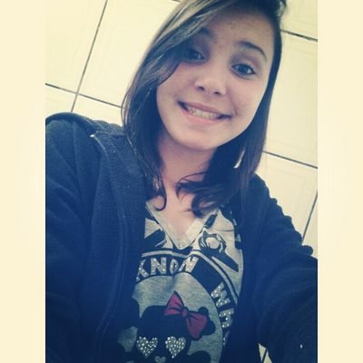 Uma garota que insiste acreditar em sonhos , finais felizes e que ainda existem pessoas sinceras ;-;