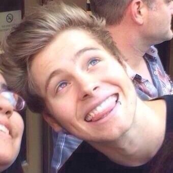 FREE FOLLOW FROM @ilylukeeee PLEASE FOLLOW HER BACK