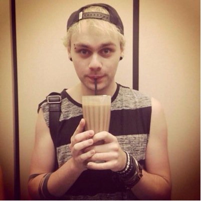 calslaysurass's profile picture. please could you follow @pinxapplehood she follows back :))