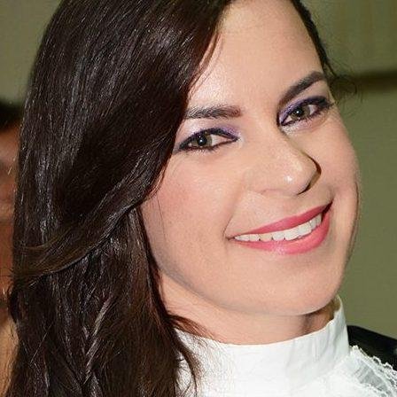 Sou, simplesmente eu mesma, nos meus erros e acertos ... 
Eu segurei muitas coisas em minhas mãos, e eu perdi tudo; mas tudo q eu coloquei nas mãos de Deus eu