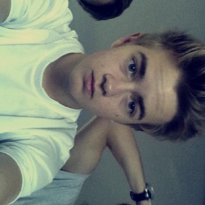 follow @_shelbipittman please