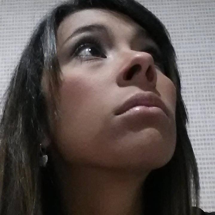 Diseñadora Gráfica, creativa por convicción, apasionada por la fotografía. amo comer, leer, reír y captar por medio de mi cámara cada segundo que la vida meda,