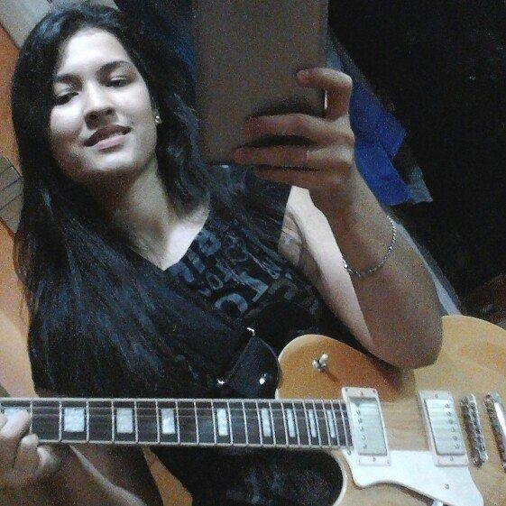 Sou feliz, amiga, estudante e no futuro uma boa Biologa e Veterinária, Se Deus quiser!