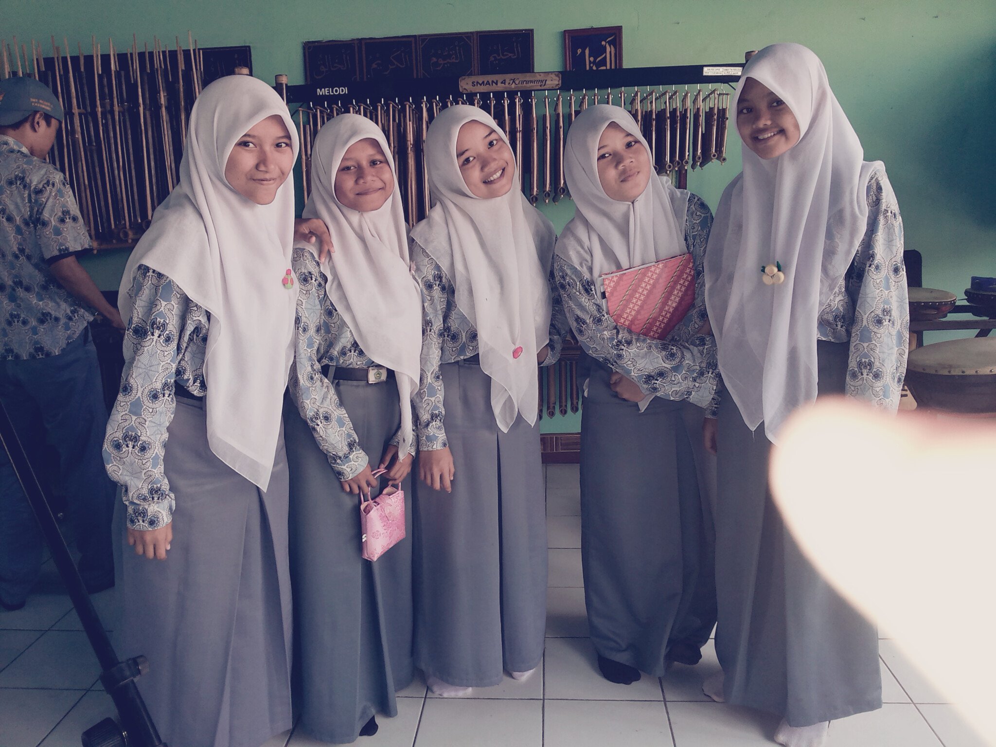 FaridaNur22's profile picture. @FaridaNur22 lahir 22 Mei 1998 ,  ~SMAN 4 KARAWANG~| XI MIA 5 | PASKIBRA CEMPAKA JAYA | @fbc_fatkar |MATEMATIKA|