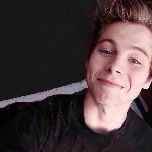 free follow from @absurdmgc so follow her maybe ¿