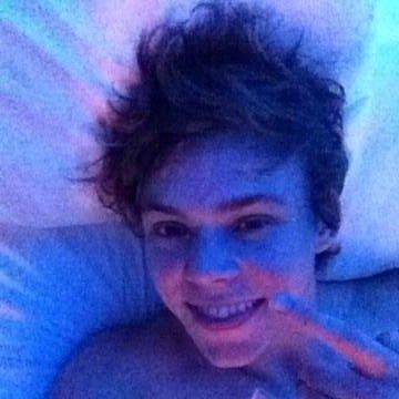 @acidicashton gave you this free follow so please go follow her and ask for a follow back!!