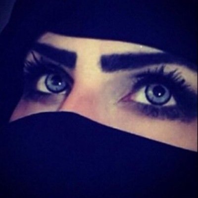 امرأة تريد ان تعانق السحاب وترى الاشياء تحتها صغيرة كي تكسر واقع الارض وكل شي كبير بها !
7FBE07C2