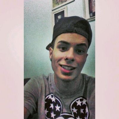 Debochado, cínico, à milhão
Sem padrinho, sem patrocínio
Louco: esse é o rótulo que eles me dão
Quando não conseguem mais acompanhar meu raciocínio !