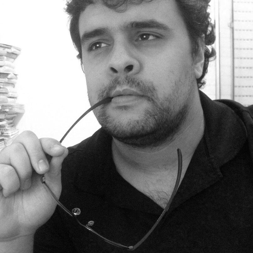 Graduado em História pela Universidade de São Paulo, estudante, professor, tradutor, redator. Ridículo em fotos intelectuais. Blogueiro do blog Xadrez Verbal.