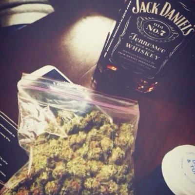 Hola for all , simple person from Saudi Arabia , East Side , 23 years old , studying in San Diego CA , big lover for #Weed , one go two come :)