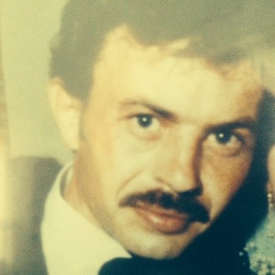 ان إنسان عادي أحب ان أستمتع بإلحظه إلحلوه وإلإستمتاع بها والتواصل مع الاصدقاء ولجنس الطيف خاصه
