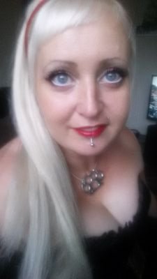 I'm a mum of 2 beauties and a furry 4 legged friend. I love my little world and most who are in it, others, I simply tolerate  I love to dance