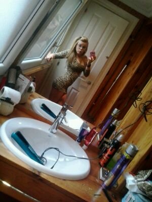 oihanevidal's profile picture. la rubia & la morena que te parten;) no puedes pasar de mi culo y mirarmelo cuando pase ~que si no sabes nada de mi vida callate y no opines. :P