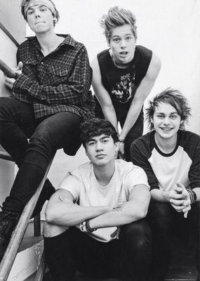 follow @Caalumswife bc i gave you a free follow please follow her!!!
