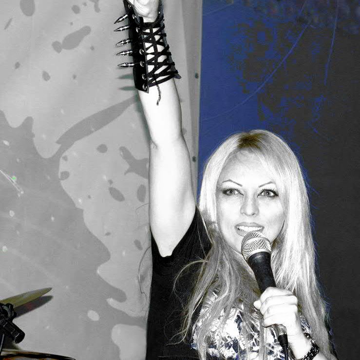 🦇 Rebelde,⚔ Guerreira,🎤Vocalista extrema, 🎸Compositora,🖌Designer de moda,✂️Corset Maker,🔮Bruxa, 🎶. 🖤