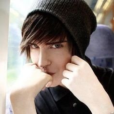 Hi, i'm Phil Coulsons brother, we're not actual brother we're just close friends so i'm sort of his brother. I'm 19 and 5'11. (RP;#Single)