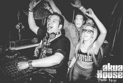 DJ Producer/ Remix / Mashup. Me encanta Bailar cuanto toco y Hacer un Show con el Publico.