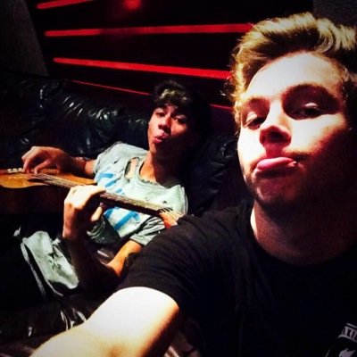 hey go follow @toopunkmikey because she gave you a free follow (: