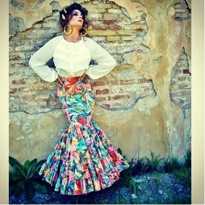 Dedicado únicamente a trajes de flamenca y complementos. Moda flamenca. Menciónanos o etiquetarnos en tu foto y publicamos tu traje.