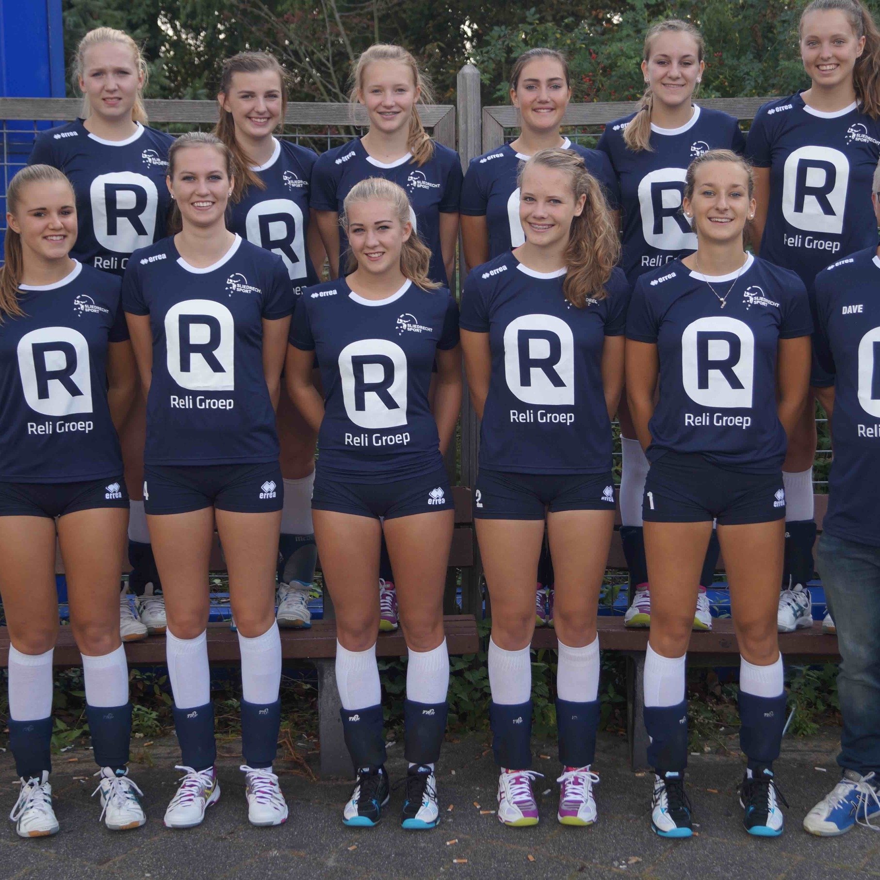 Het eerste meisjes B team van de Alblasserwaardse vereniging Sliedrecht Sport Volleybal. Zij komen uit in de Hoofd-klasse.