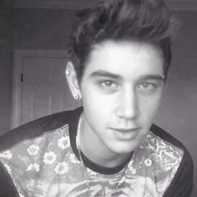 SupermanLUKE2's profile picture. Please follow @GIGGLYJAI ! RT the first 6 tweets for a dm to 5/5 of the janoskians and calum!:)
