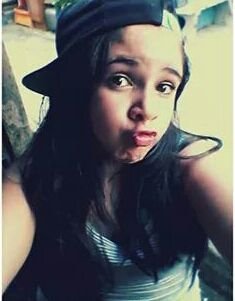 menina risonha,que ri , e que sonha
