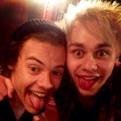 go follow @hashtonsbiceps