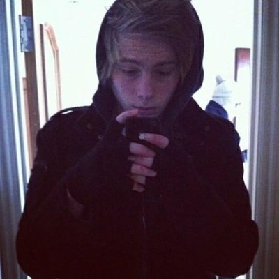 0(in your dreams)/4 :( Xx #5sosfamily