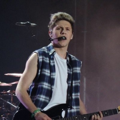 follow @luciouslyniall for various reasons
