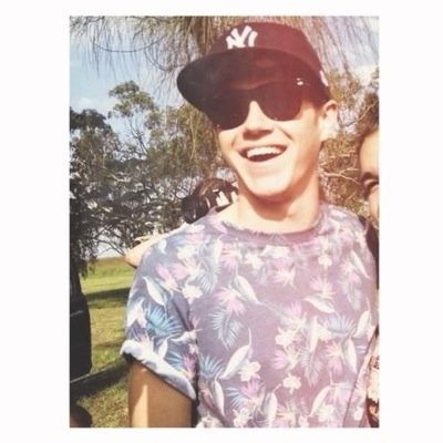 please follow @whteboyniall
