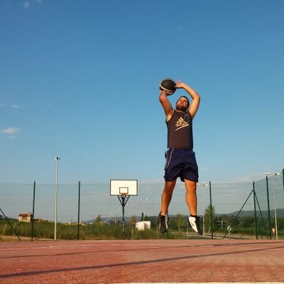 Diplomado en Empresariales. Amante del basket y del deporte en general. Un día decidí crear una cuenta de Twitter y aquí sigo.