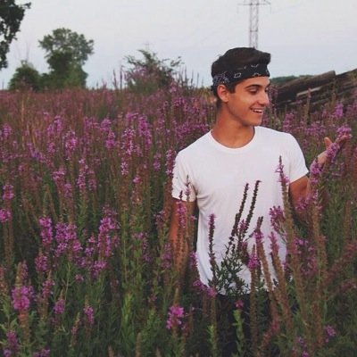 Hi follow @Lukehemmodimple or i will unfollow u bishes