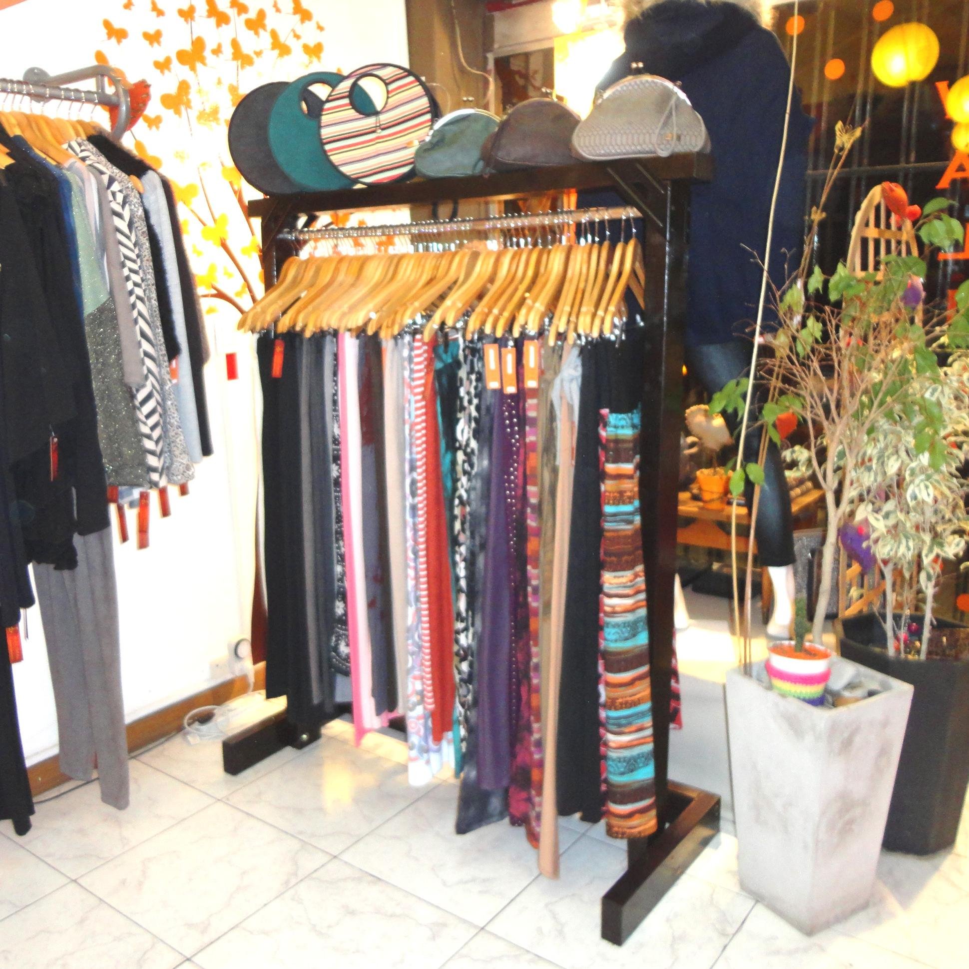 FABRICA de PERCHEROS en MADERA  Para Vestidores o Comercios.
 Diseños Exclusivos  Robustos, Prácticos y Económicos.