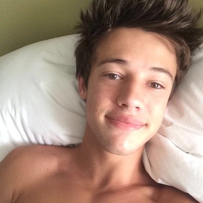 follow @kiissingcam