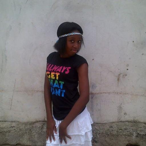 je m'appelle Ornella et je suis née le 4 février 1994 je vis au Gabon et plus tard j'aimerais être avocate BISOU