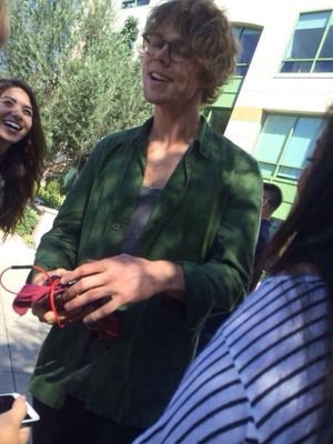 Follow @TroubleEspinosa and turn on her notification and be active, fav, rt, tweet her because she dms active followers to Luke Hemmings
