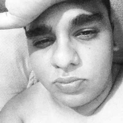 Sagitariano, 21 anos, apaixonado pela vida, advogado, amante das pequenas coisas, apaixonado por música e por fim, diferente de tudo que você já viu! ;)