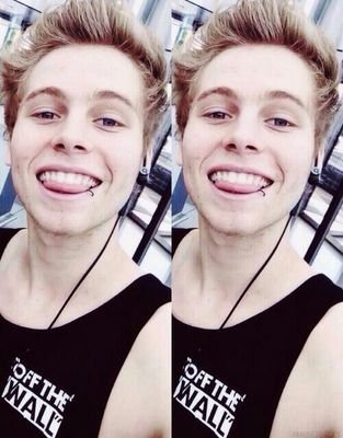 COMPRO 2 ENTRADAS PARA 5SOS MADRID 6 DE MAYO 2015, POR FAVOR SI CONOCES A ALGUIEN QUE VENDA O ALGUNA WEB QUE HAYA ENVIARME MD A @mylittlehemmo
