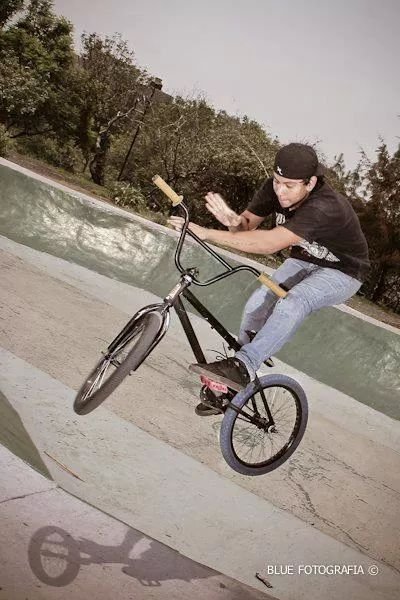 soy una persona muy activa que le gusta mucho el. bmx y esta con mis amigos
