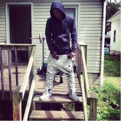 Ima money gettin nigga i got a lotta probles but money aint 1.....fne my team we up now#ceo