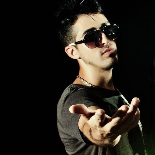 Cantante y compositor; Info y Booking, Mail: bookingalov@yahoo.com.