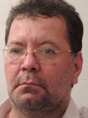 Jornalista, biólogo, professor de Filosofia, cientista social, naturopata, psicanalista, acupunturista, gestor ambiental. Ateu, anarquista e niilista ativo.