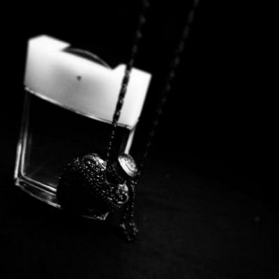 و عينيكِ القاسيه و الثاقبه ، أشبه بـ شضايا الكرستال