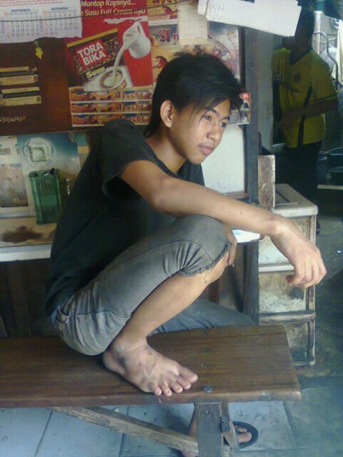 Meyelam sambil makan sate