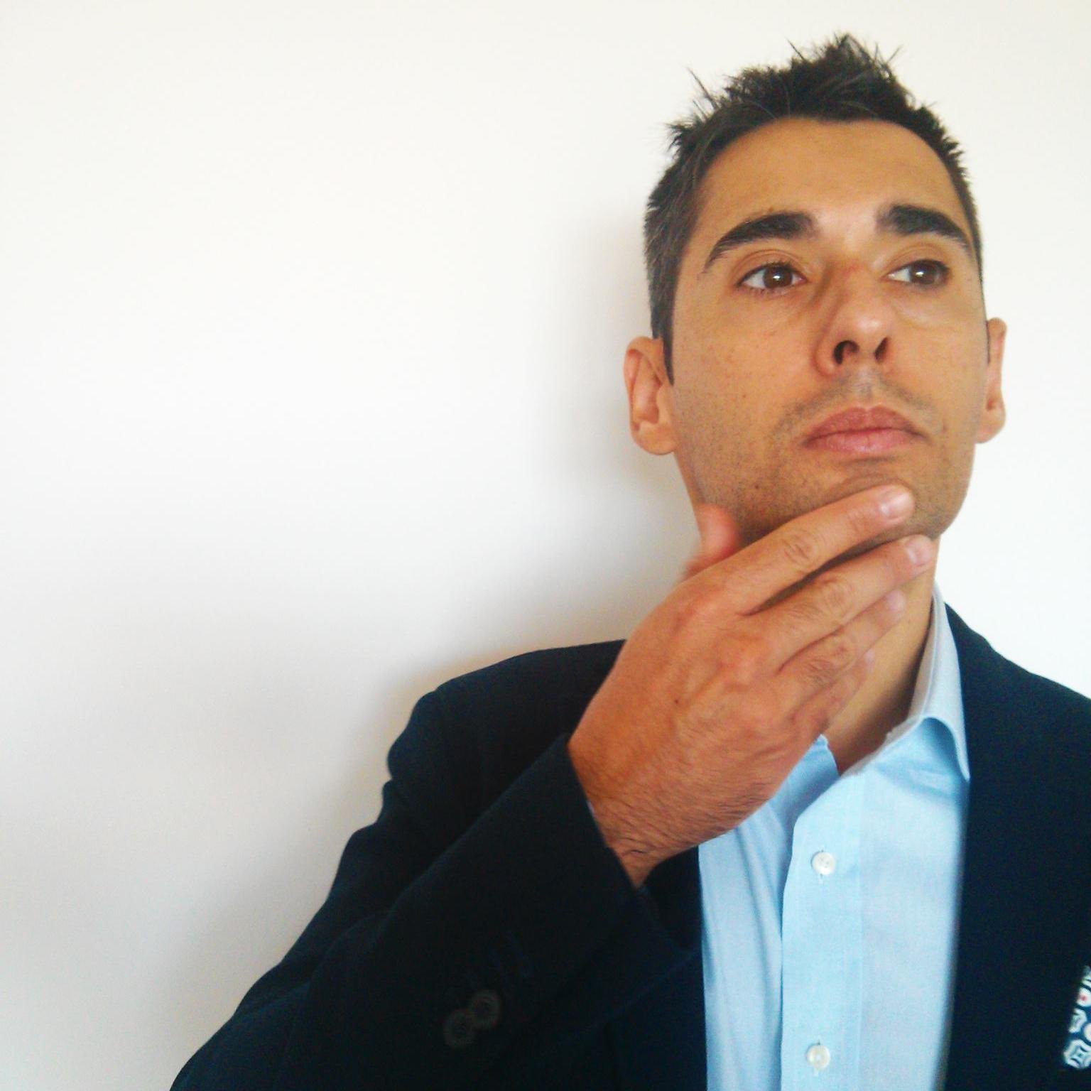 Dove non arriva la conoscenza, arriva il ragionamento. Sono consulente di #marketing e #comunicazione #digitale. O almeno così dicono...