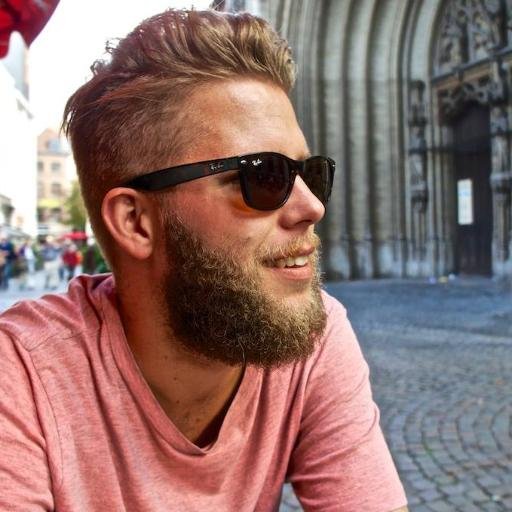 Heeft het empatisch vermogen van een baksteen. Werkt met domeinnamen.
